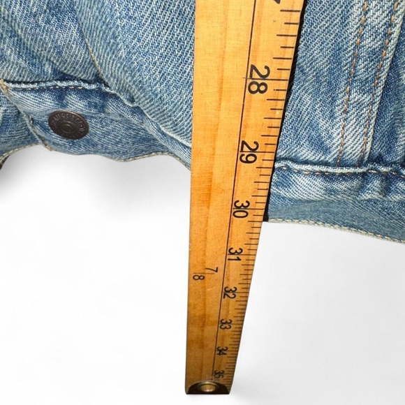 Levi's this is us show Denim Jacket with Cream Sherpa Collar - Picture 3 of 8